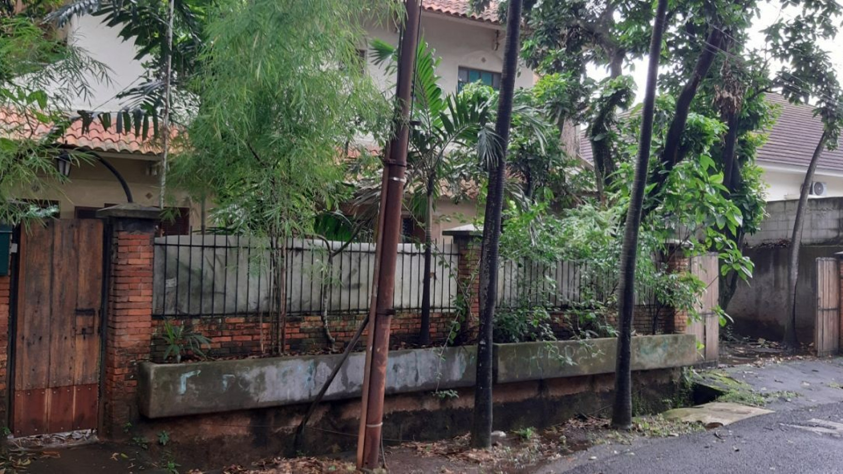 Rumah ada pool di Pesanggrahan Jakarta Selatan