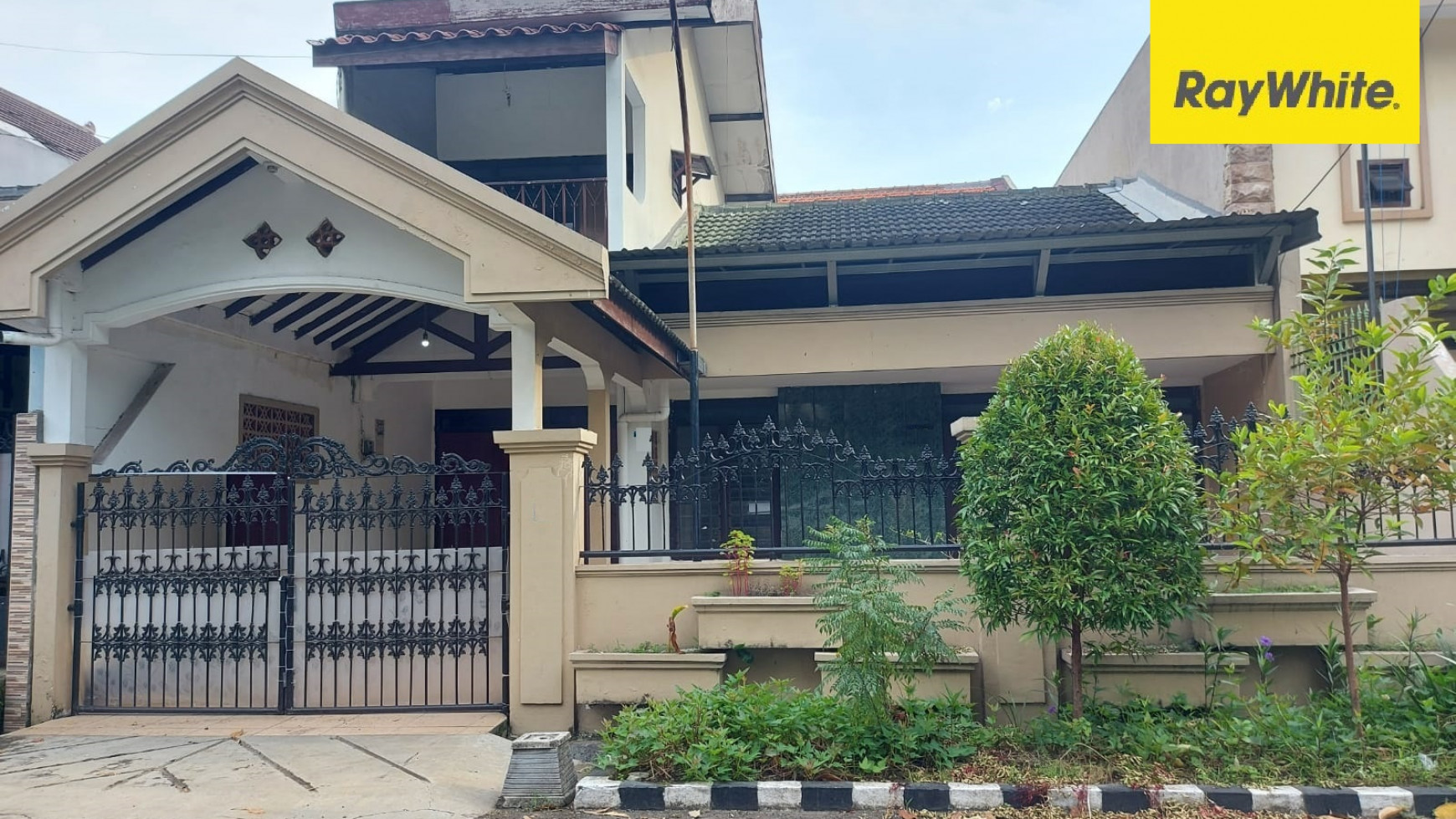 Rumah 2 lantai di Menanggal Utara, Surabaya