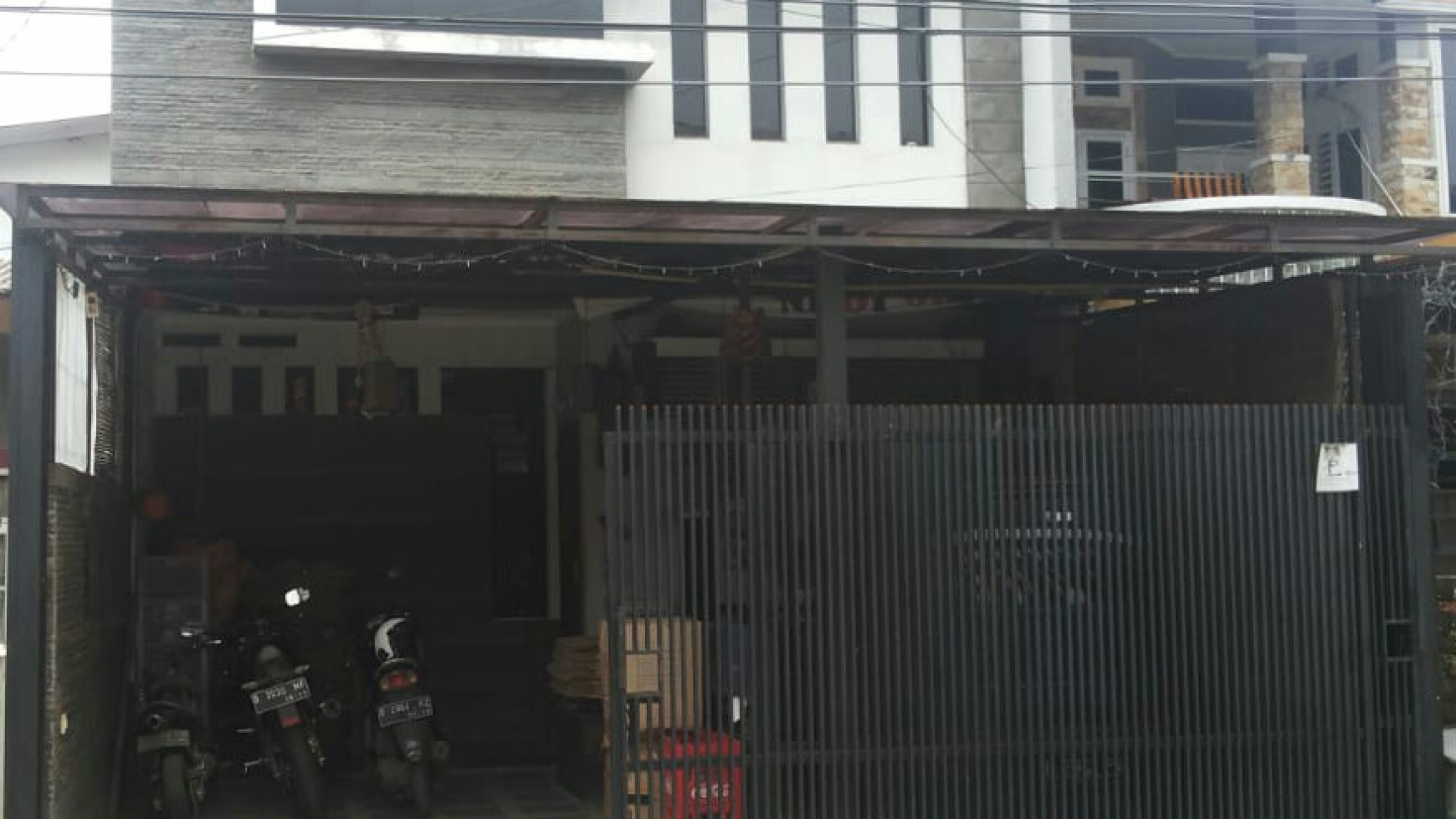 Rumah di Jl Sarijadi strategis main road cocok jd tempat tinggal & usaha