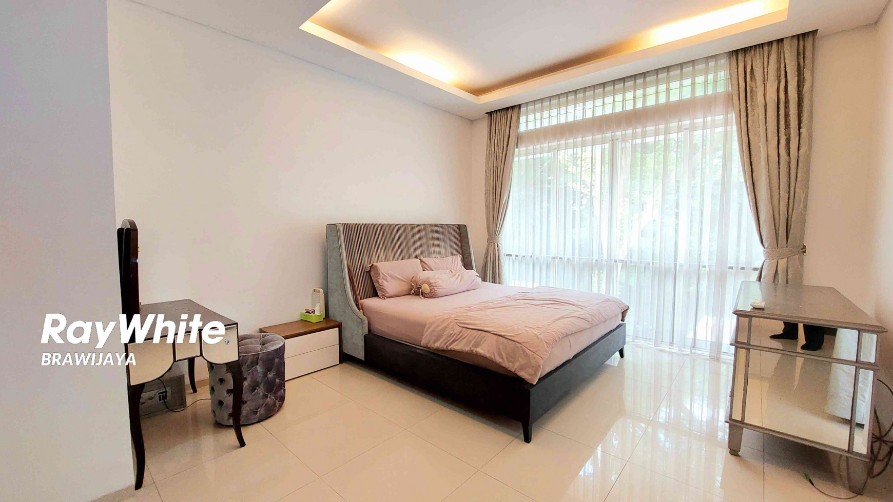 DISEWAKAN RUMAH DI SERENIA HILLS, CLUSTER REGENT, LEBAK BULUS, SEMI FURNISHED, 4 BEDROOMS