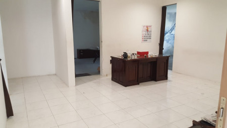 Dikontrakan Rumah cocok untuk kantor ( bekas studio Foto) Jln Raya Rungkut Mejoyo G3