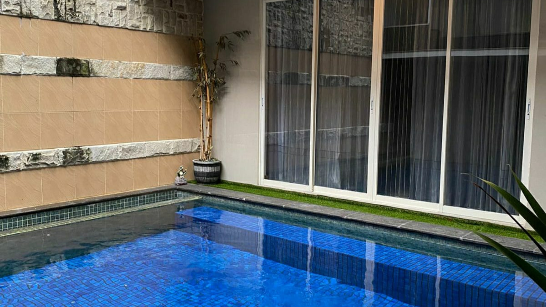 Dijual Rumah Private Swimming Pool Forest Mansion Area Wiyung