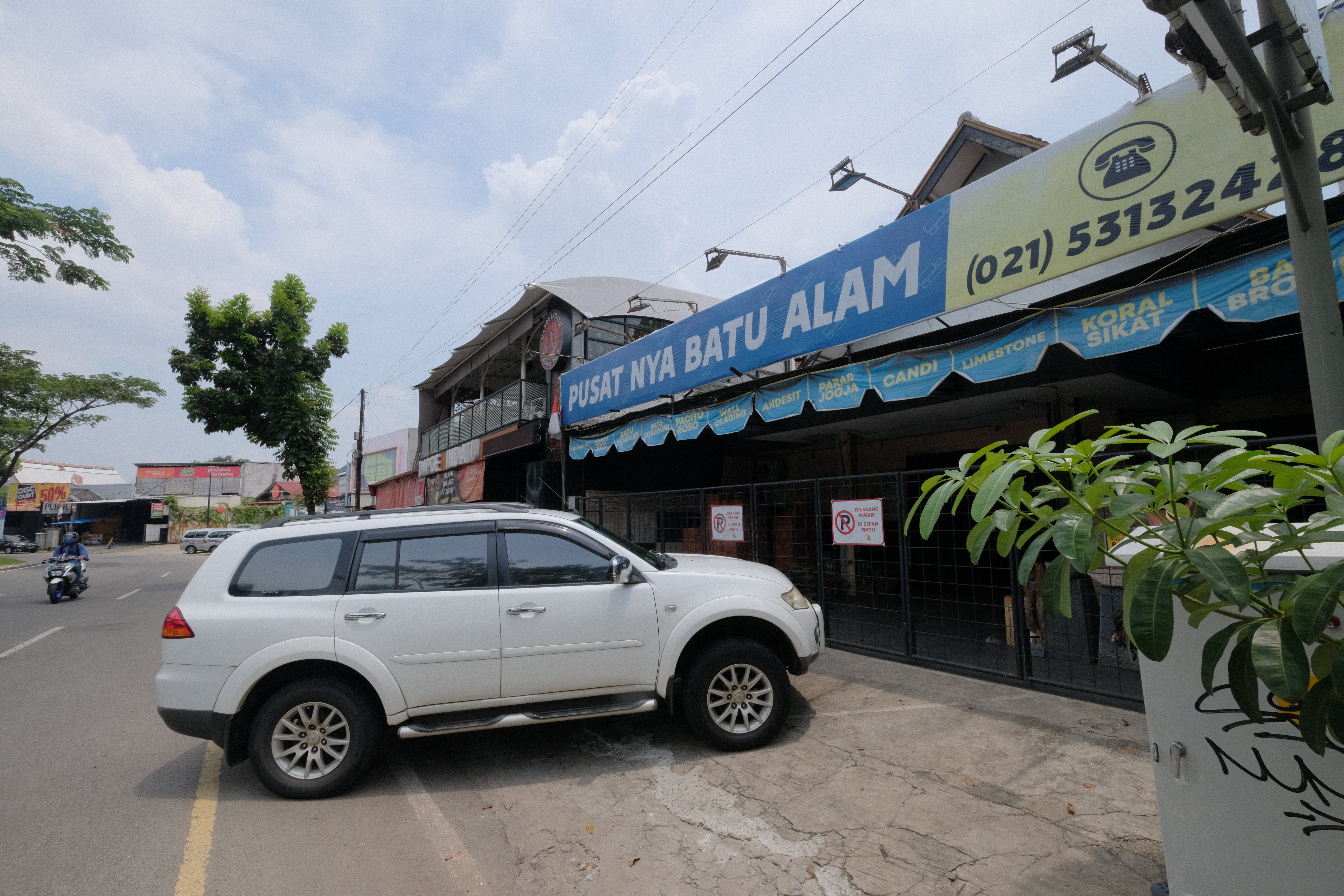 Dijual Rumah Strategis dan Ramai di Jalan Graha Raya Boulevard