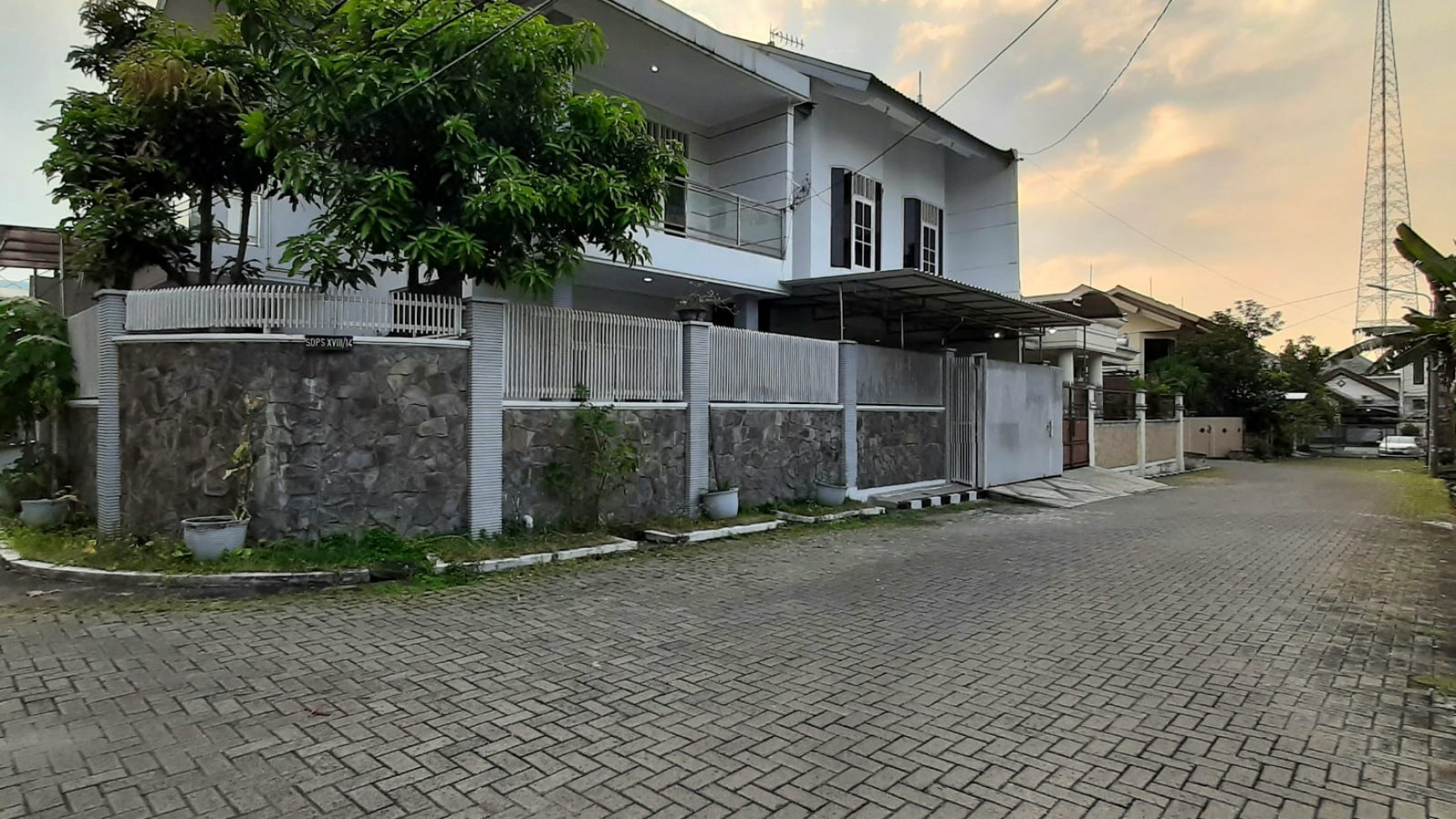 Rumah Simpang Darmo Permai Selatan Surabaya