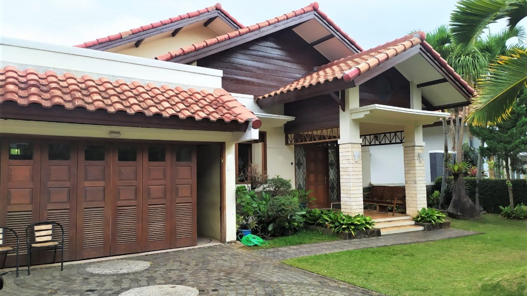 Dijual Rumah 3 lantai nyaman dan Asri di Dago Pakar, Bandung