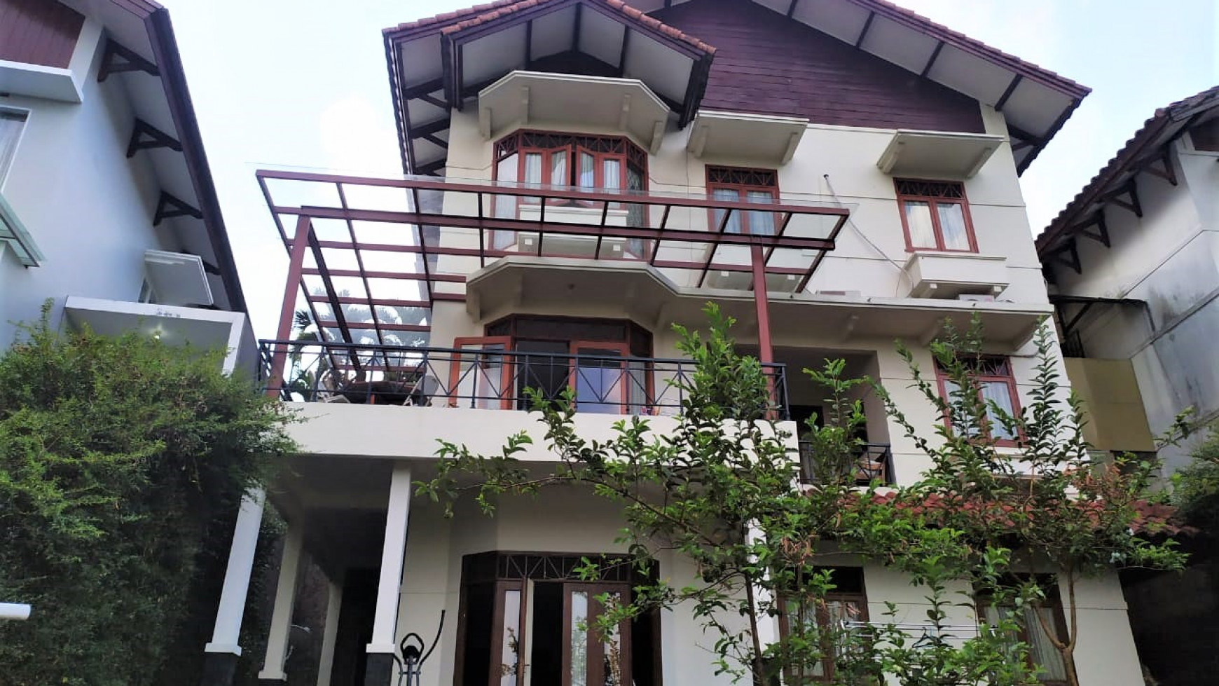 Dijual Rumah 3 lantai nyaman dan Asri di Dago Pakar, Bandung