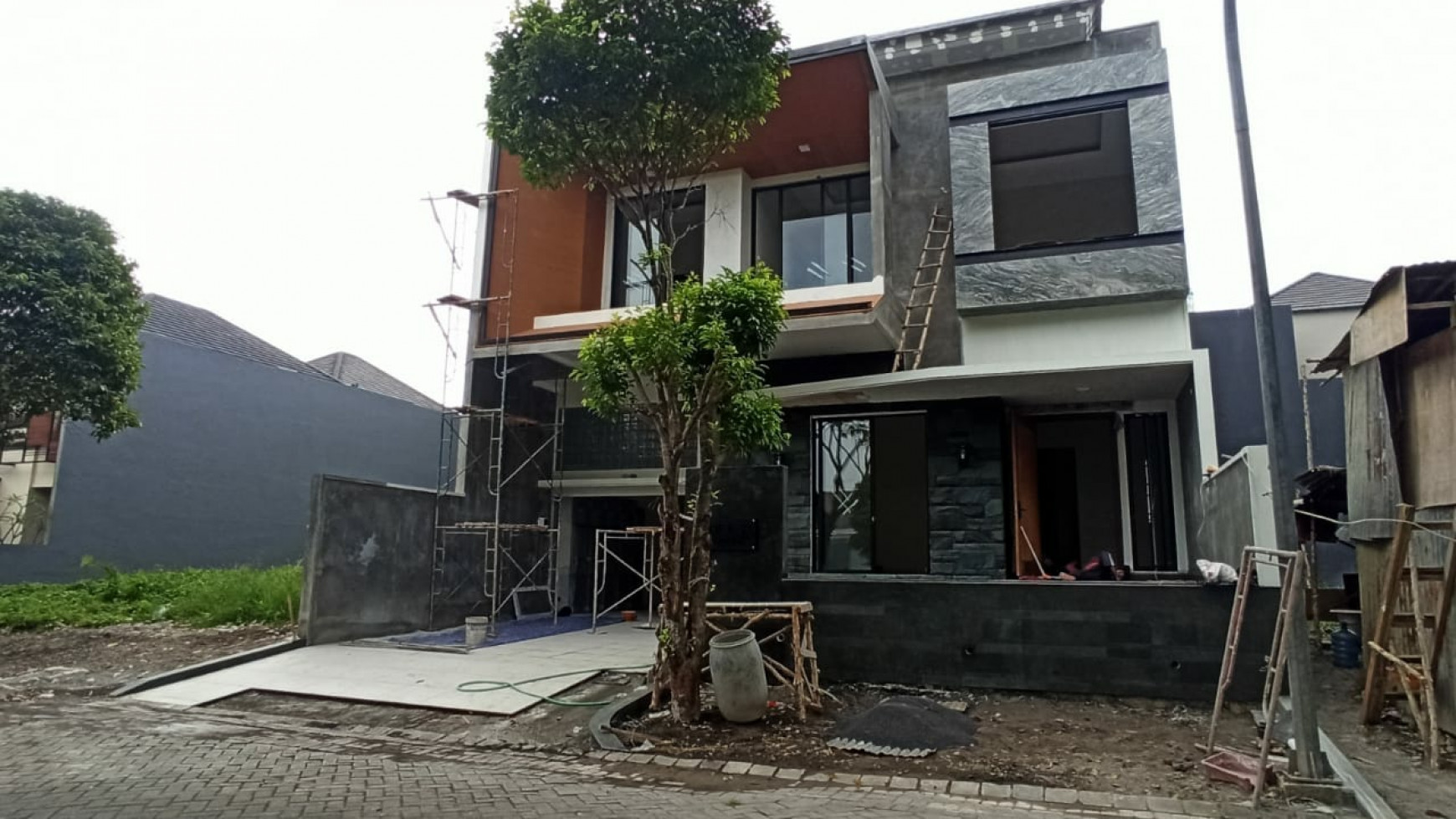 New SMART Home Technology VOICE Command - Rumah Citraland Utama Surabaya - area GOLF - Garasi Carport 4 - Taman Asri