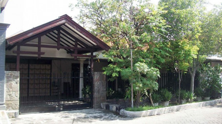 Rumah Hitung Tanah !!! di Gayungsari Barat, Hadap Timur, Row Jalan Lebar bisa 2 mobil