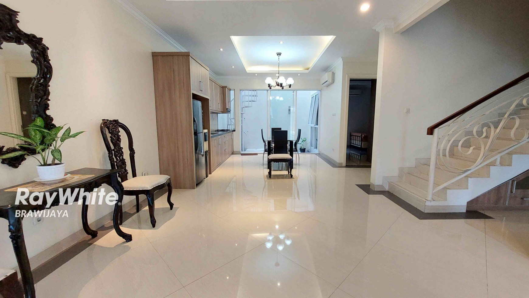 DISEWAKAN TOWNHOUSE DI CILANDAK TENGAH, DALAM CLUSTER, FURNISHED, 3 BEDROOMS