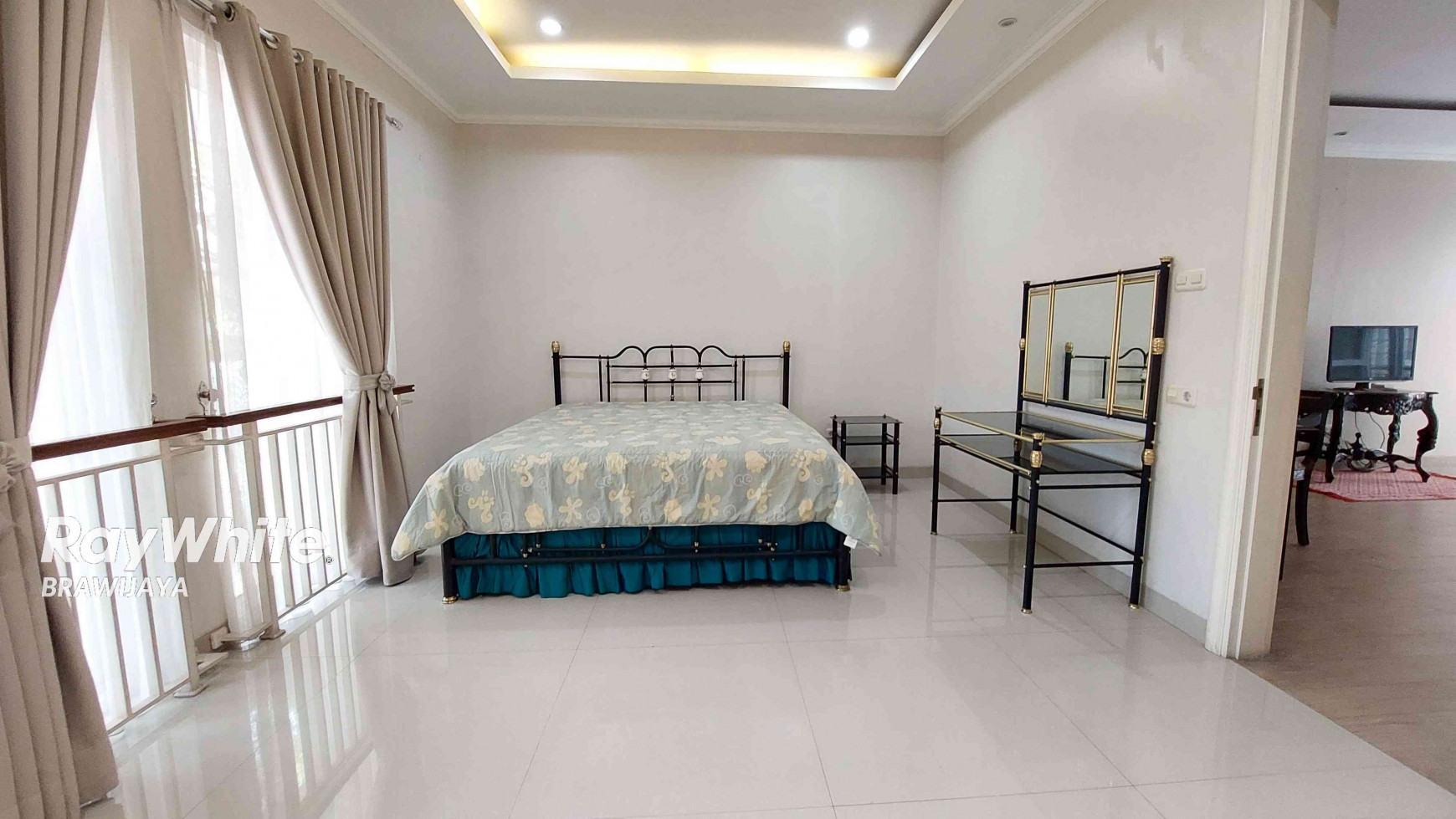 DISEWAKAN TOWNHOUSE DI CILANDAK TENGAH, DALAM CLUSTER, FURNISHED, 3 BEDROOMS