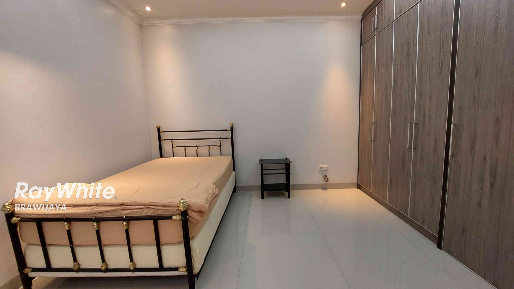 DISEWAKAN TOWNHOUSE DI CILANDAK TENGAH, DALAM CLUSTER, FURNISHED, 3 BEDROOMS