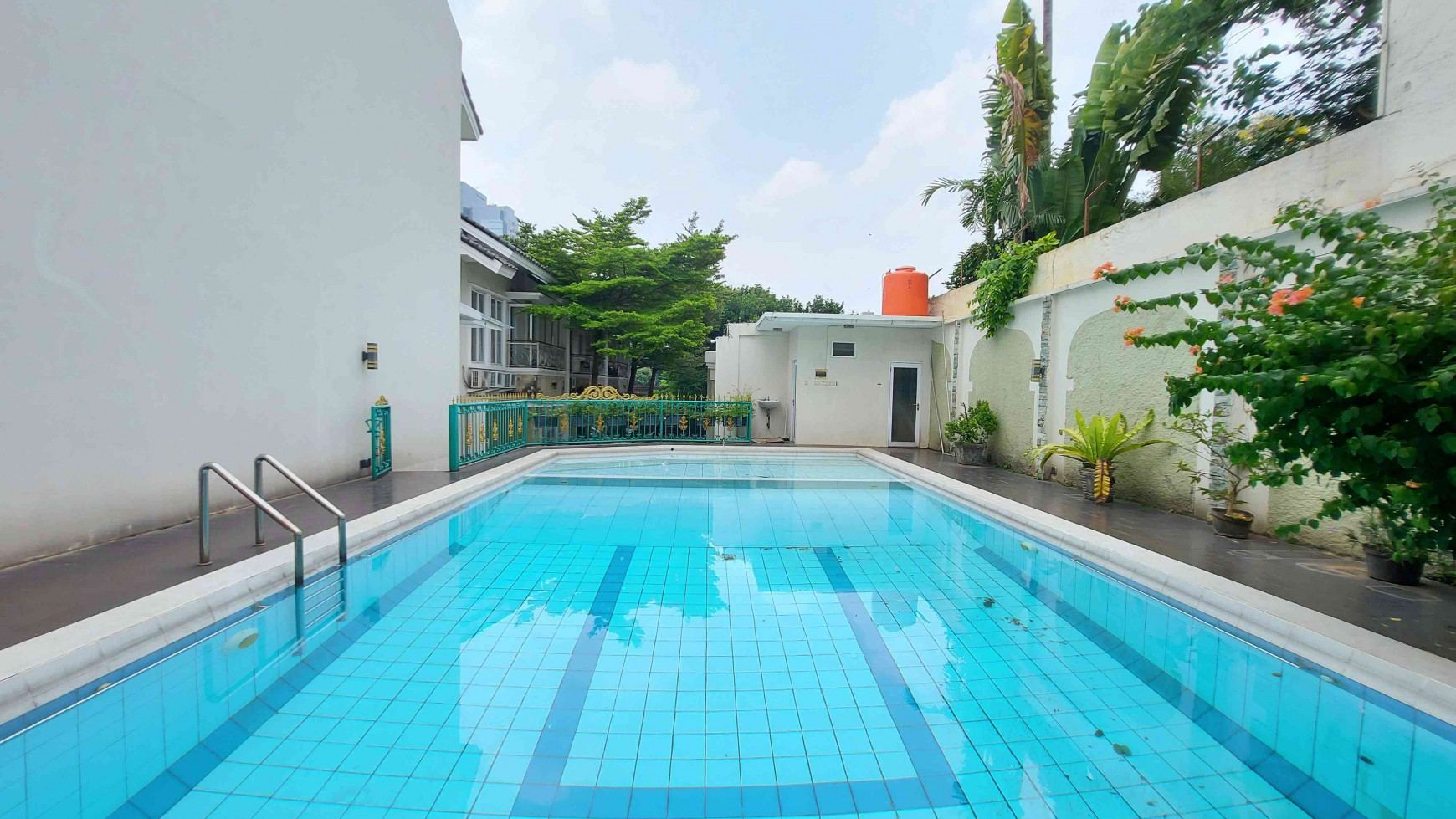 DISEWAKAN TOWNHOUSE DI CILANDAK TENGAH, DALAM CLUSTER, FURNISHED, 3 BEDROOMS