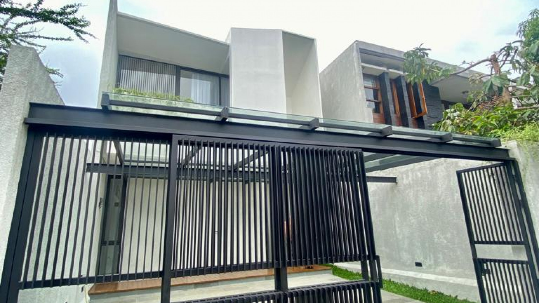 Rumah Brand New Desain Modern Elegan dalam Komplek Besar dan Asri di Cinere