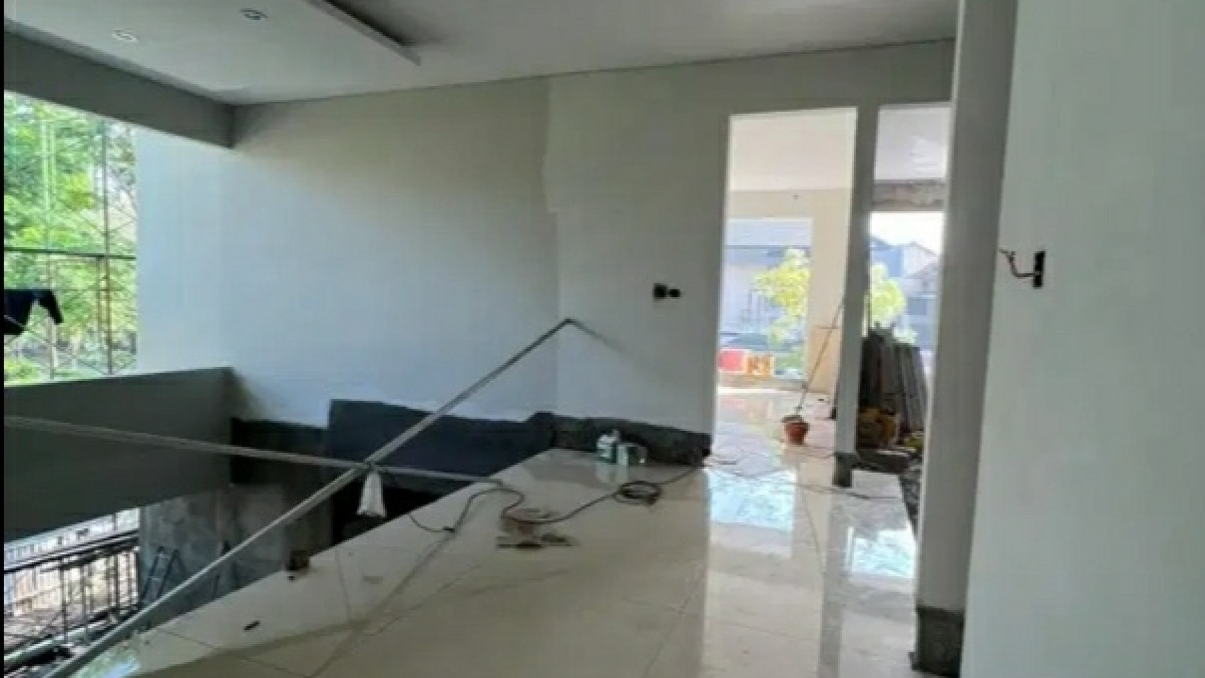 Dijual Rumah Prambanan Residence - Wiyung - Surabaya - NEW Baru 5+1 K.Tidur - Garasi Carport 4 Mobil LUAS