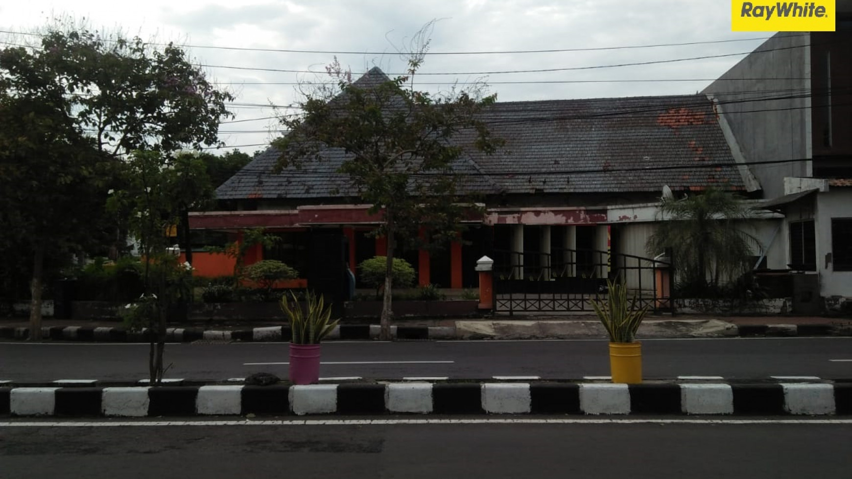 Rumah Hook SHM di Jl Kutai, Darmo Surabaya