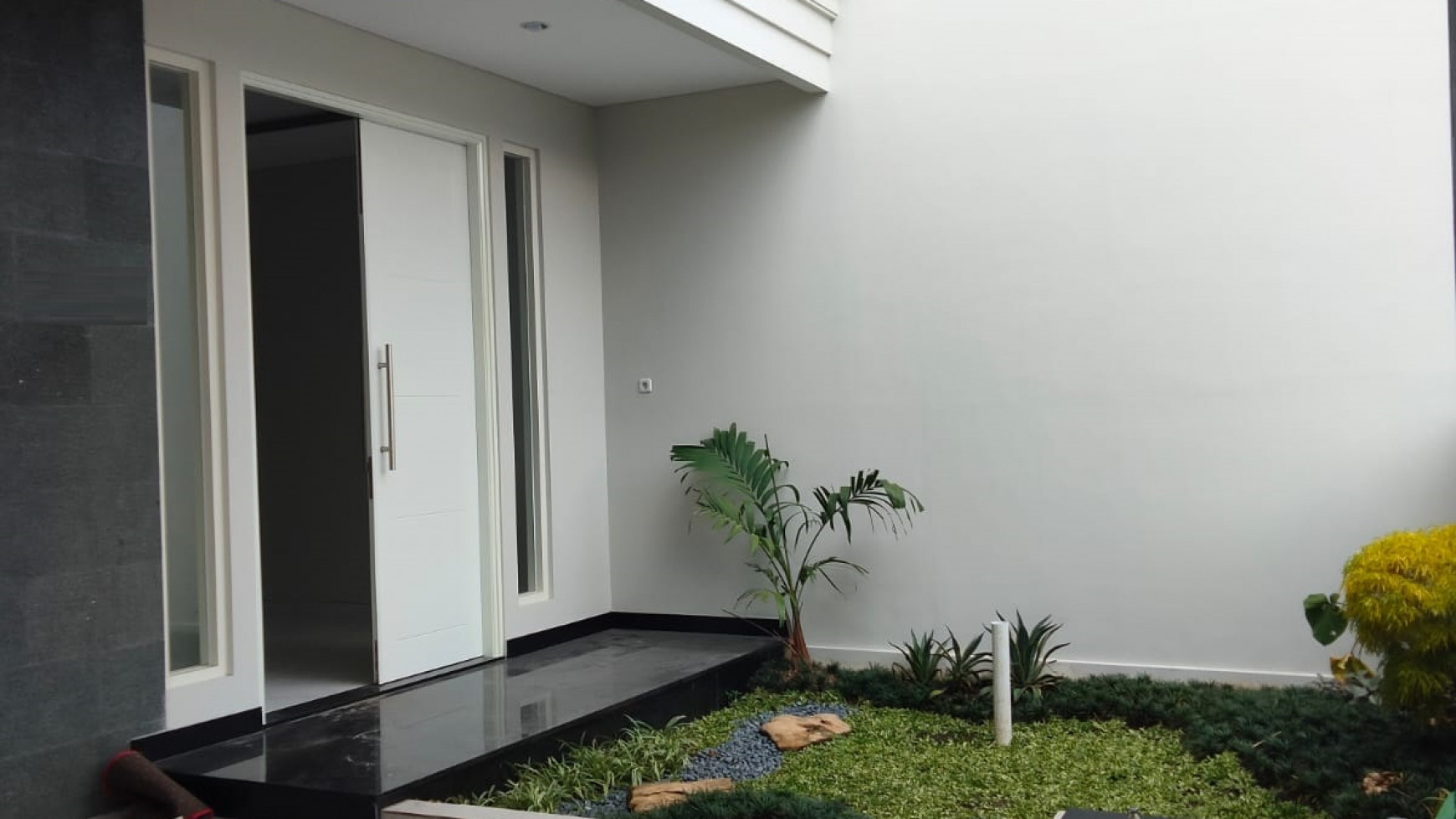 Rumah Baru di Nol Jalan Raya Babatan Pratama, Surabaya