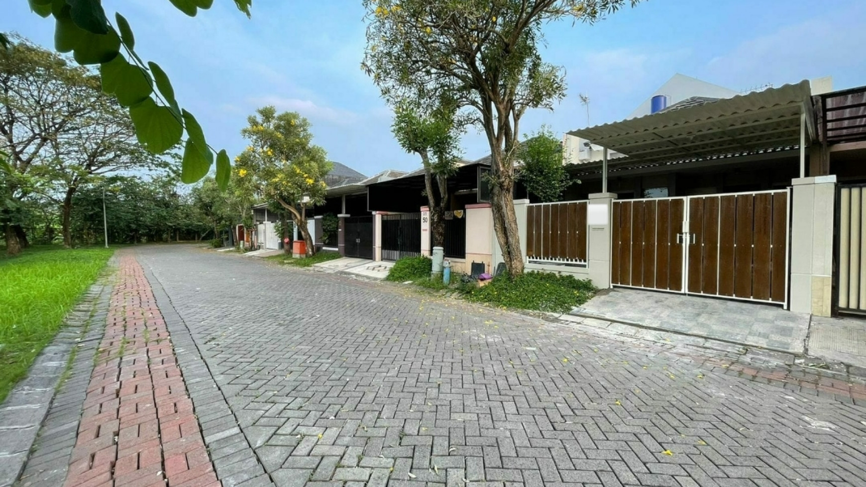 Dijual Rumah Alam Galaxy - Surabaya Strategis Dekat GWalk Citraland - Renov Cantik - Siap Huni