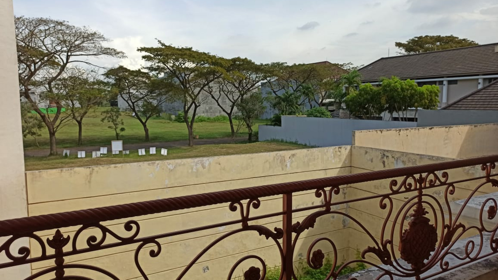 Dijual Rumah Esplanade Park Citraland Surabaya - View LUAS - Garasi Carport 4 mobil + PAGAR