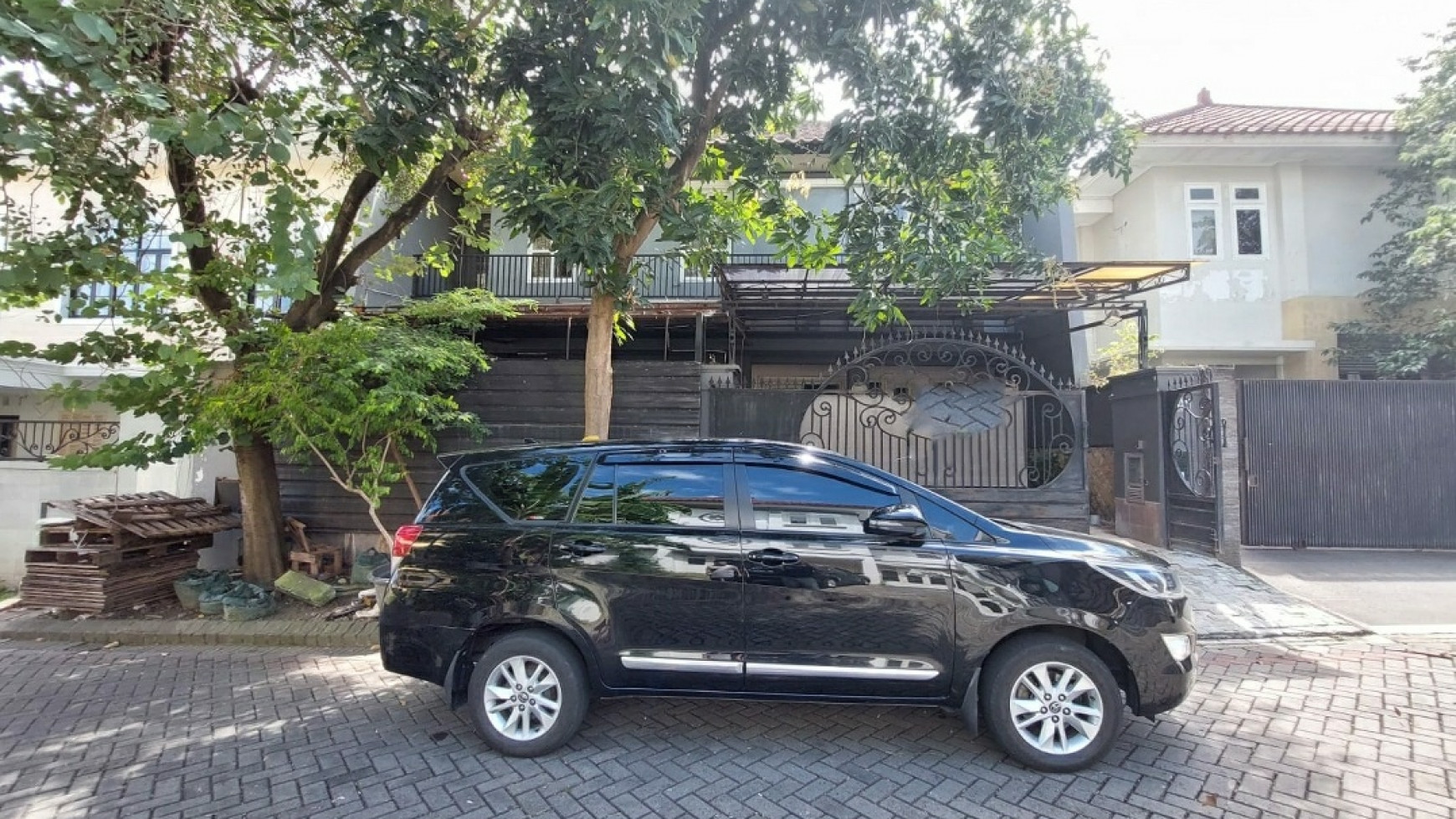 Dijual Rumah Pakuwon Indah - Villa Bukit Indah - Surabaya Barat - Strategis Luas - Murah