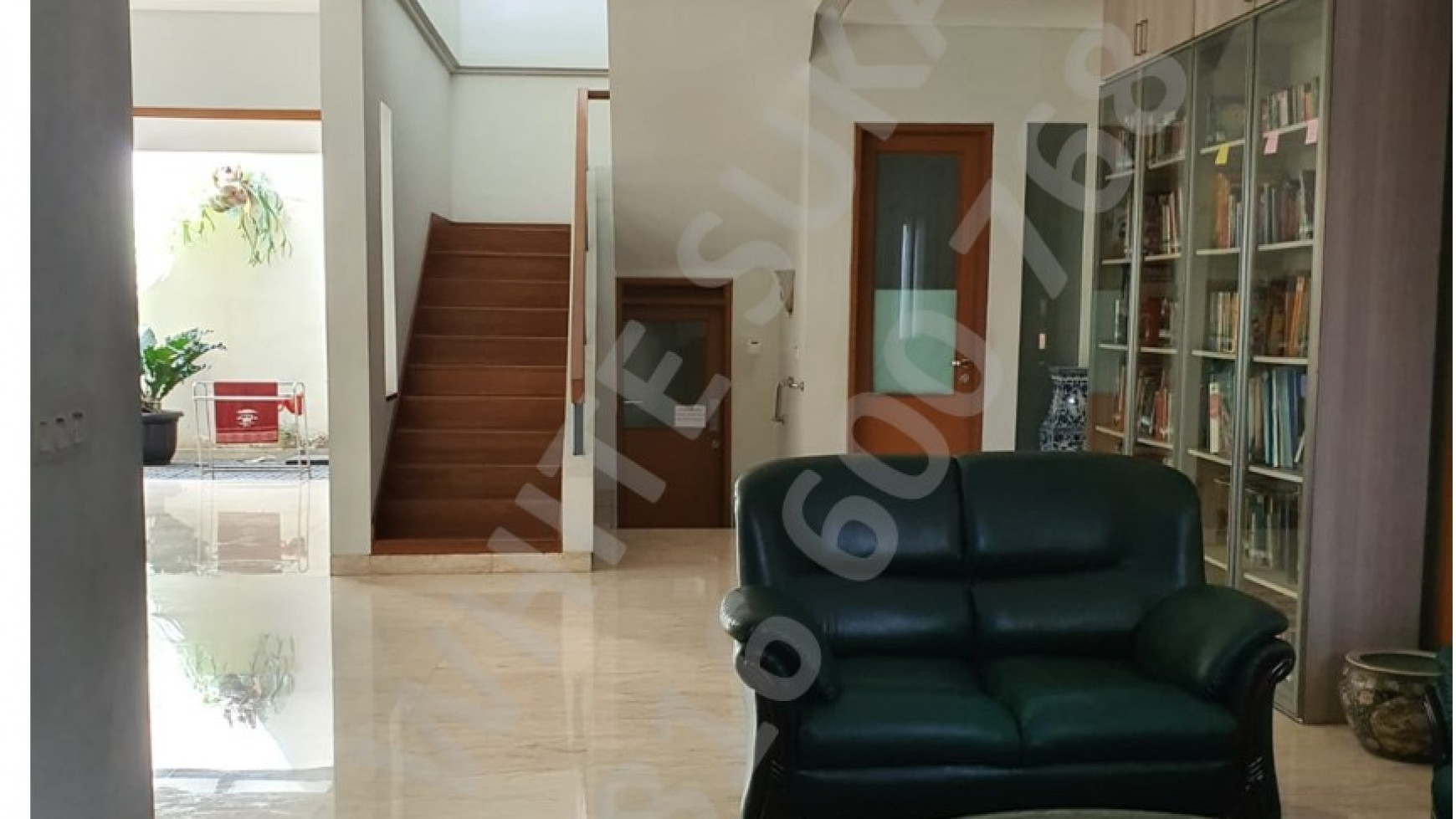 Dijual Rumah Tinggal Semi Furnished di Komp Alamanda Tubagus Ismail