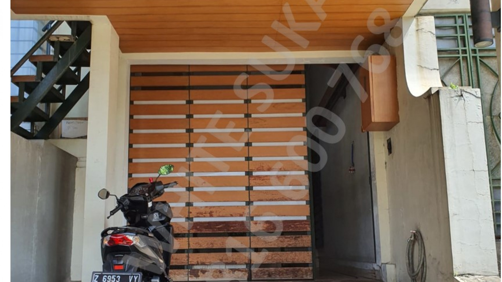 Dijual Rumah Tinggal Semi Furnished di Komp Alamanda Tubagus Ismail