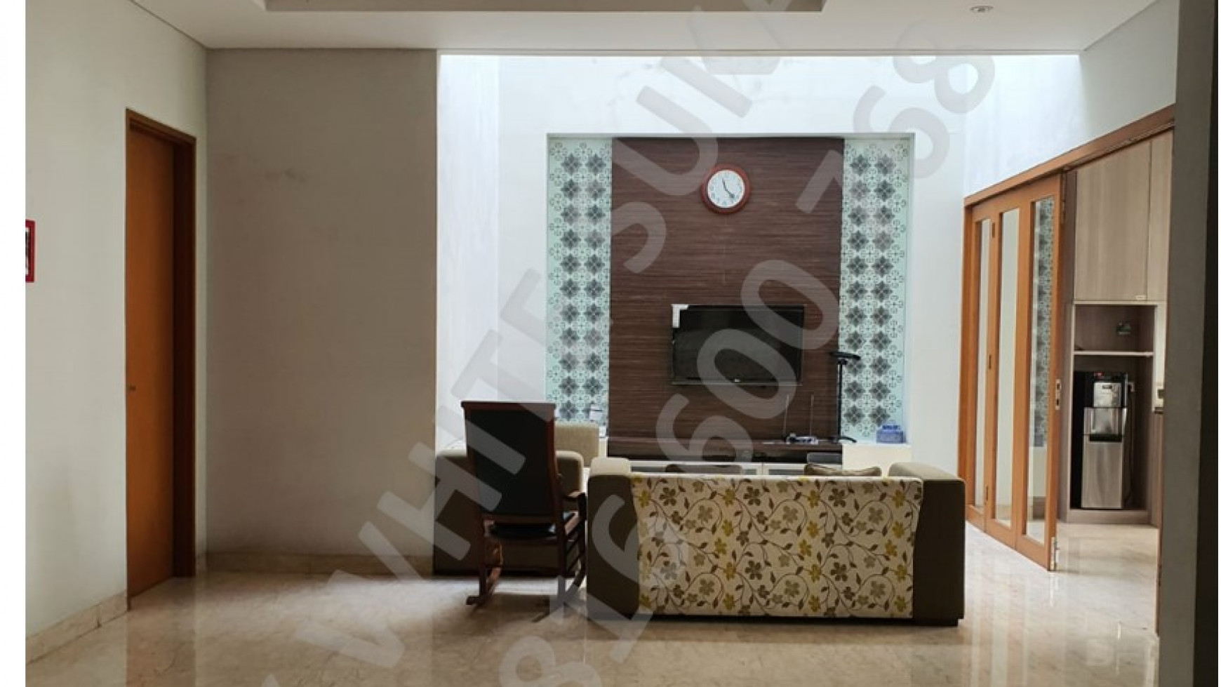 Dijual Rumah Tinggal Semi Furnished di Komp Alamanda Tubagus Ismail