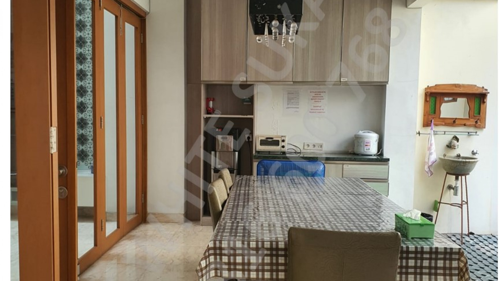 Dijual Rumah Tinggal Semi Furnished di Komp Alamanda Tubagus Ismail