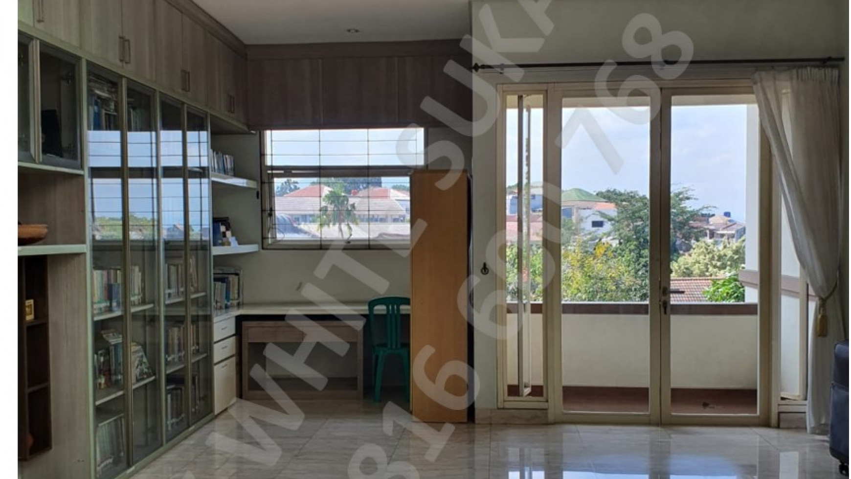 Dijual Rumah Tinggal Semi Furnished di Komp Alamanda Tubagus Ismail