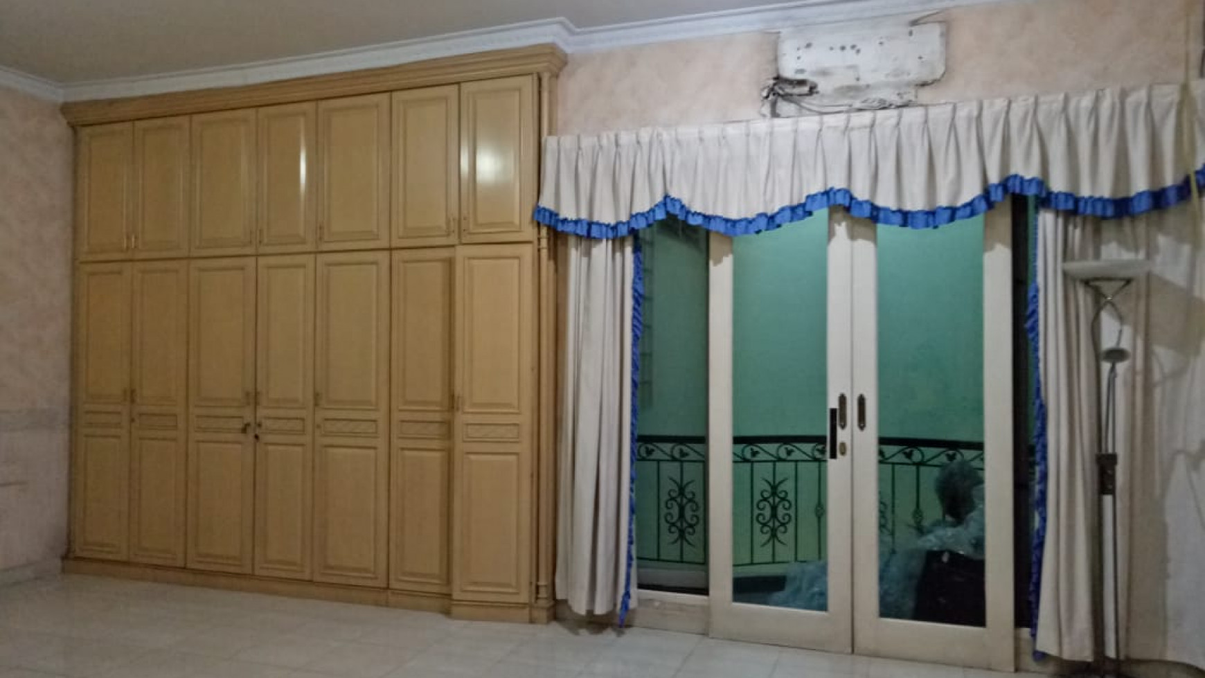 Dijual cepat rumah di Taman Ratu, lokasi bagus