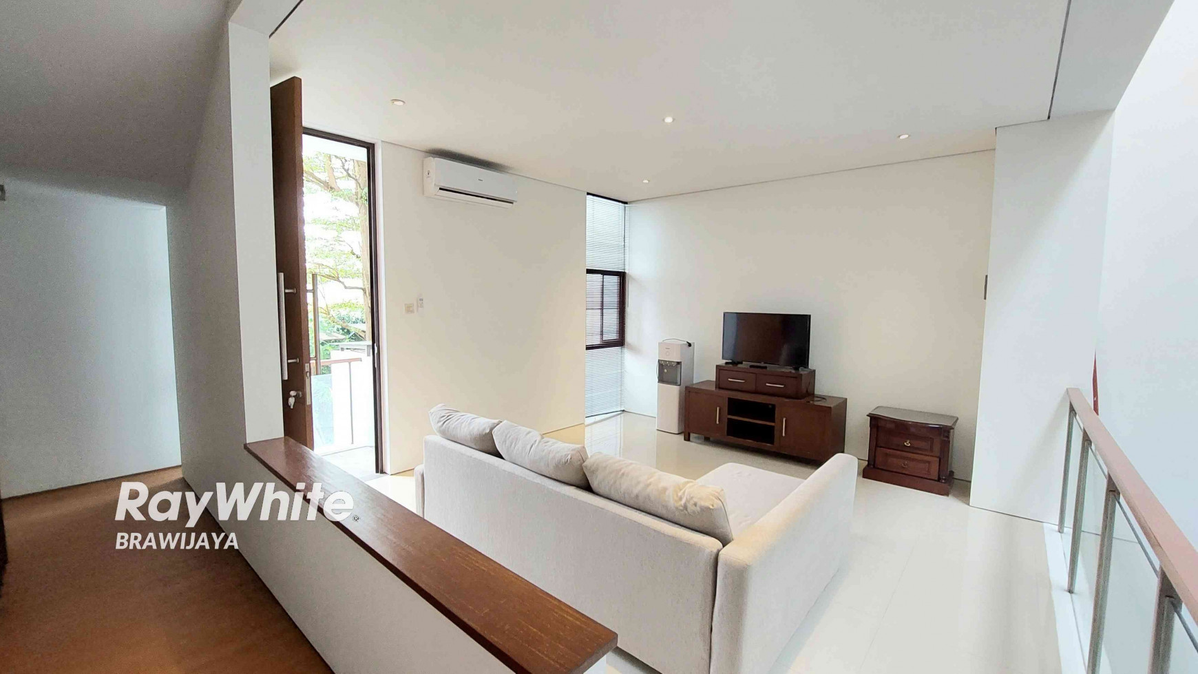 TOWNHOUSE DISEWAKAN DI CILANDAK, DALAM CLUSTER, DEKAT HIGH SCOPE SCHOOL, PRIVATE POOL, 4 BR