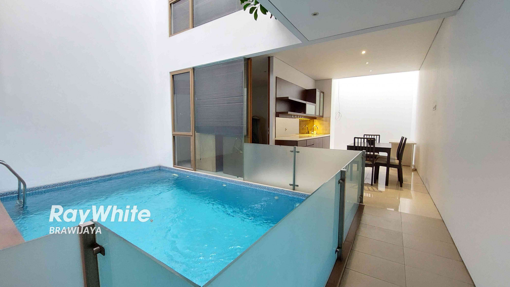 TOWNHOUSE DISEWAKAN DI CILANDAK, DALAM CLUSTER, DEKAT HIGH SCOPE SCHOOL, PRIVATE POOL, 4 BR