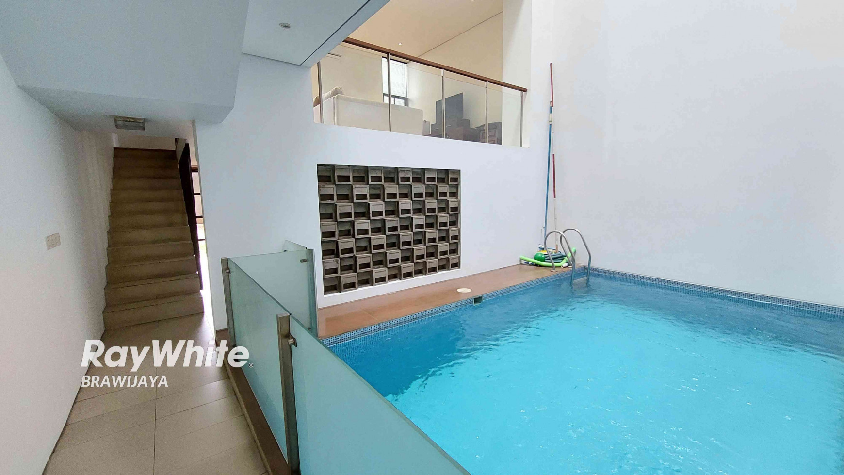 TOWNHOUSE DISEWAKAN DI CILANDAK, DALAM CLUSTER, DEKAT HIGH SCOPE SCHOOL, PRIVATE POOL, 4 BR