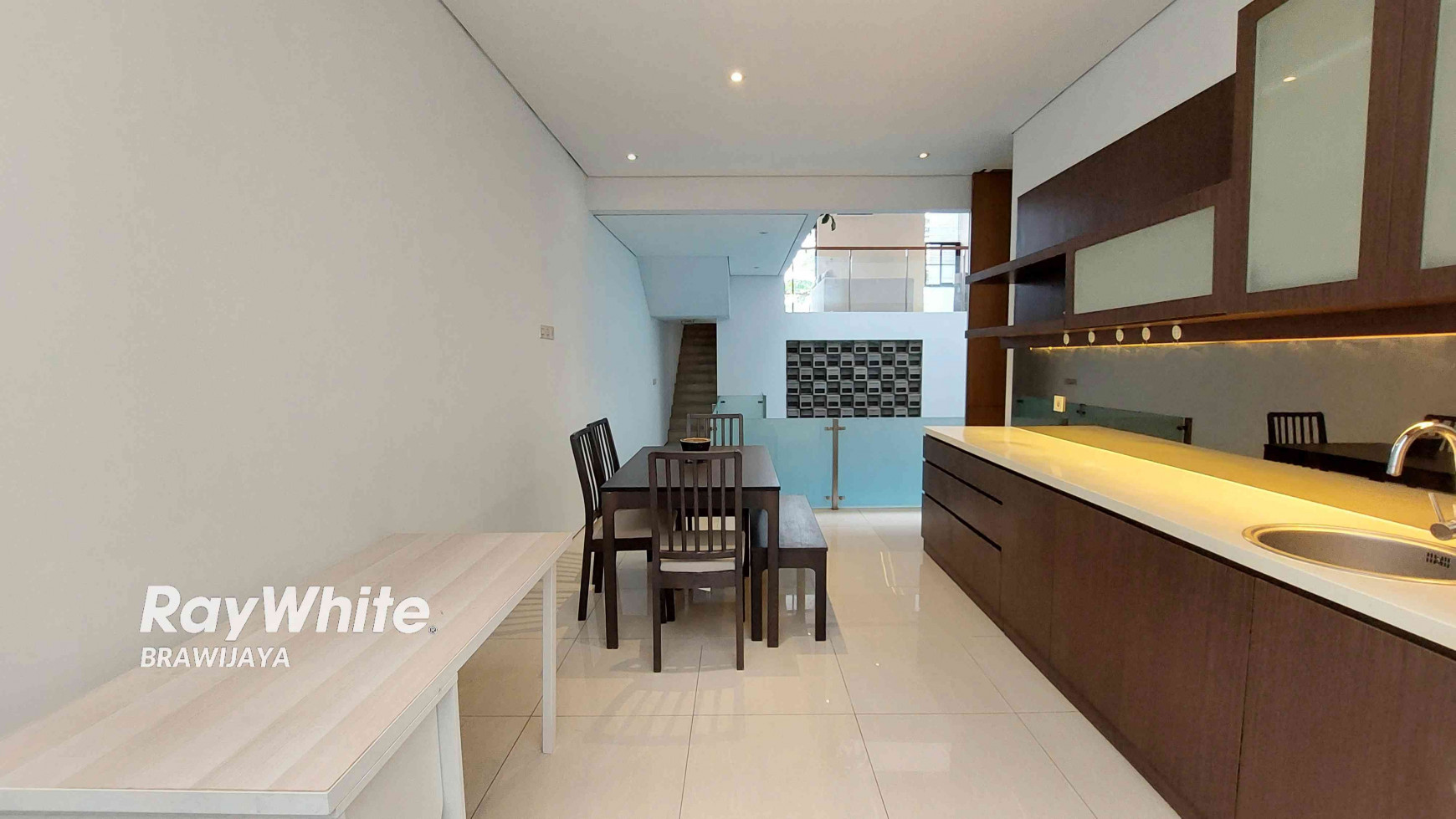 TOWNHOUSE DISEWAKAN DI CILANDAK, DALAM CLUSTER, DEKAT HIGH SCOPE SCHOOL, PRIVATE POOL, 4 BR