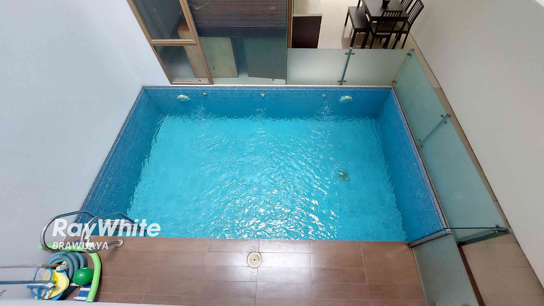 TOWNHOUSE DISEWAKAN DI CILANDAK, DALAM CLUSTER, DEKAT HIGH SCOPE SCHOOL, PRIVATE POOL, 4 BR