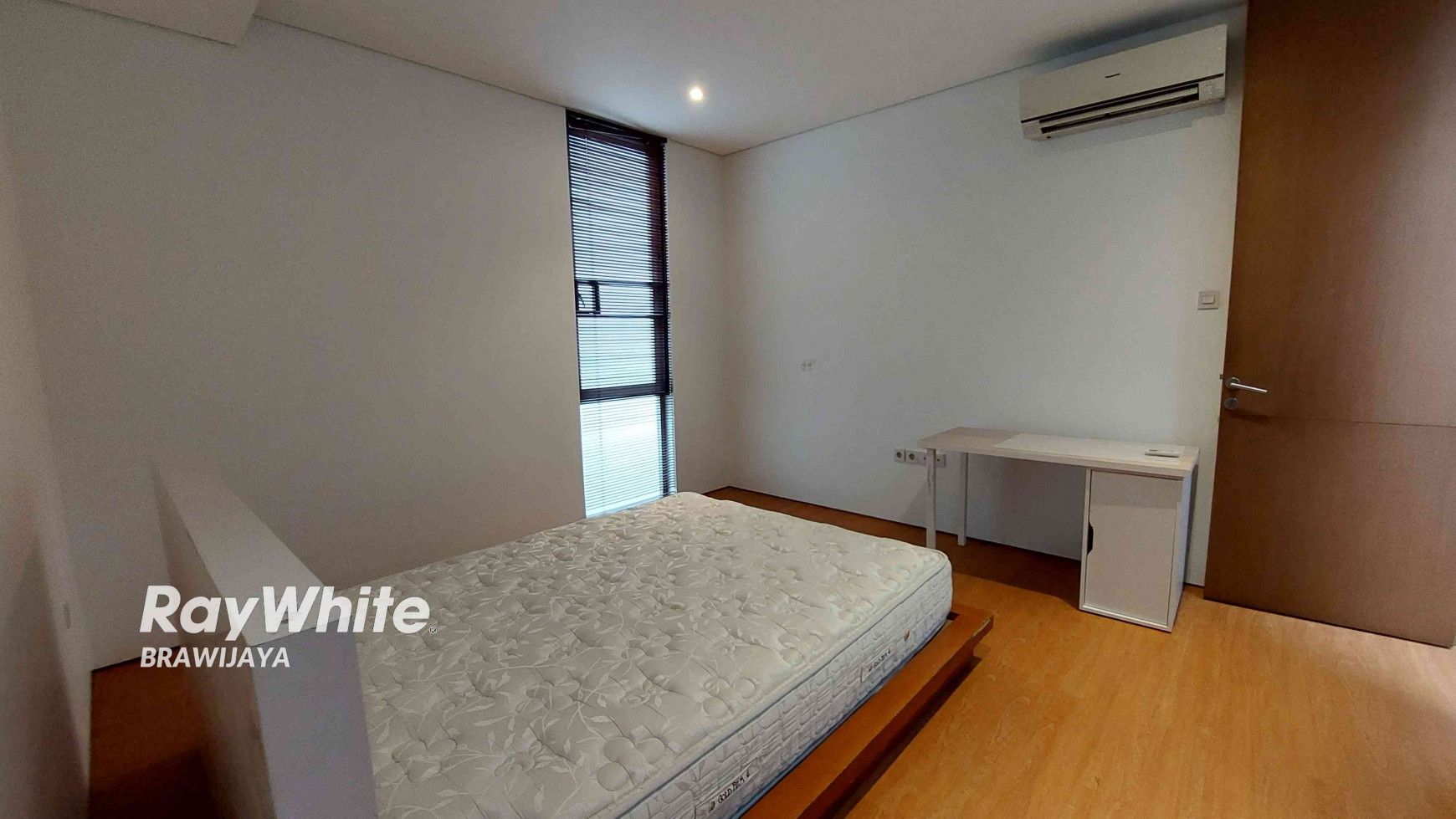 TOWNHOUSE DISEWAKAN DI CILANDAK, DALAM CLUSTER, DEKAT HIGH SCOPE SCHOOL, PRIVATE POOL, 4 BR