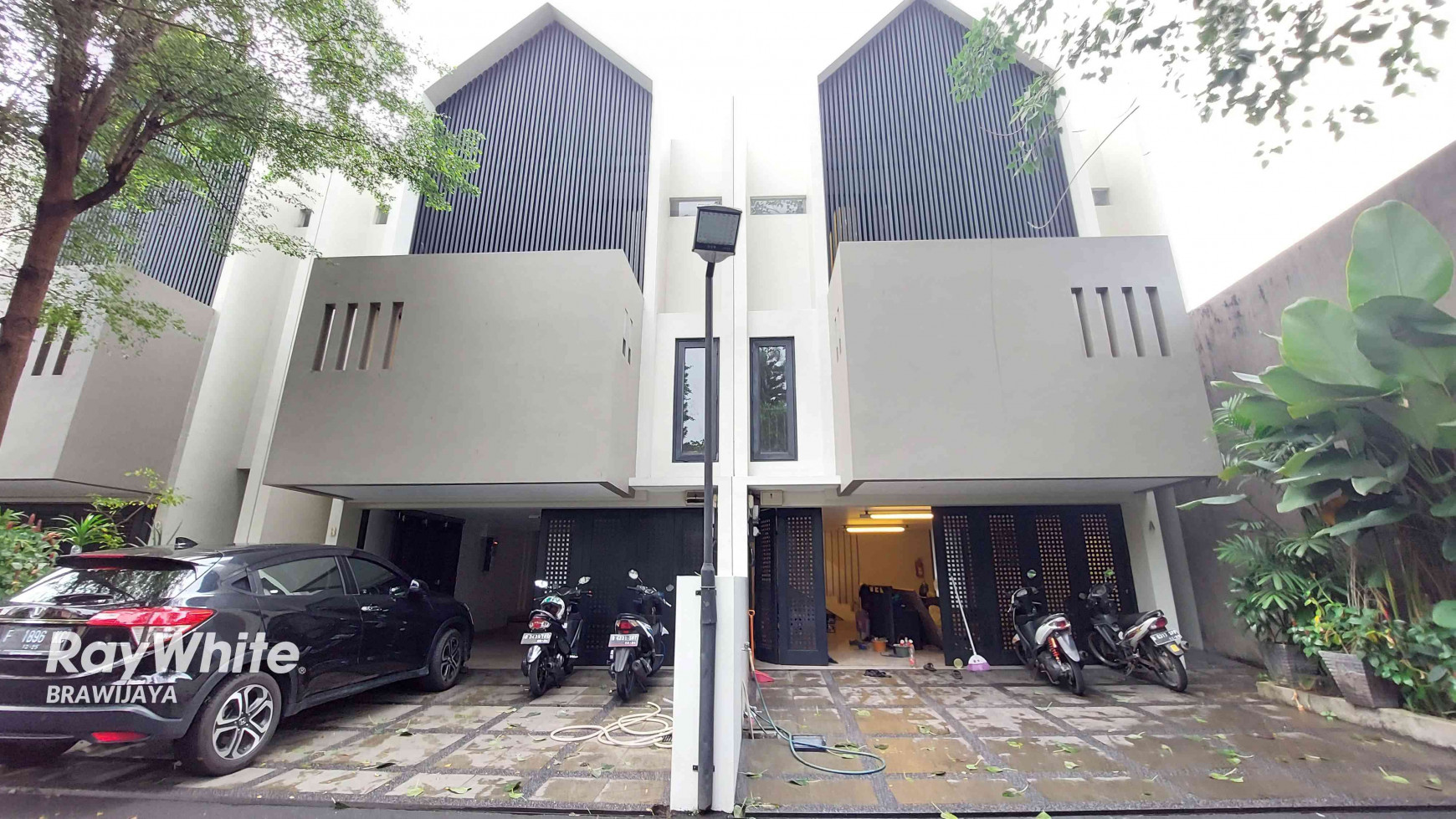 DISEWAKAN MODERN HOME DESIGN DI CILANDAK, PRIVATE POOL, SIAP HUNI, DEKAT MRT CIPETE RAYA