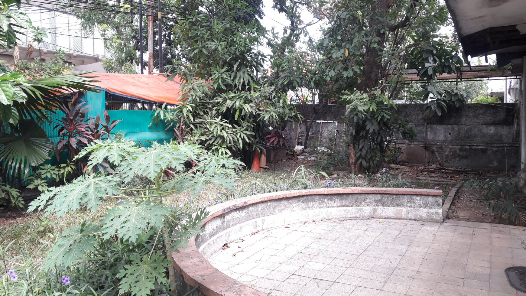 RUMAH TUA DI JAKARTA PUSAT, HITUNG TANAH SAJA, HADAP SELATAN, ZONA CAMPURAN, SHM