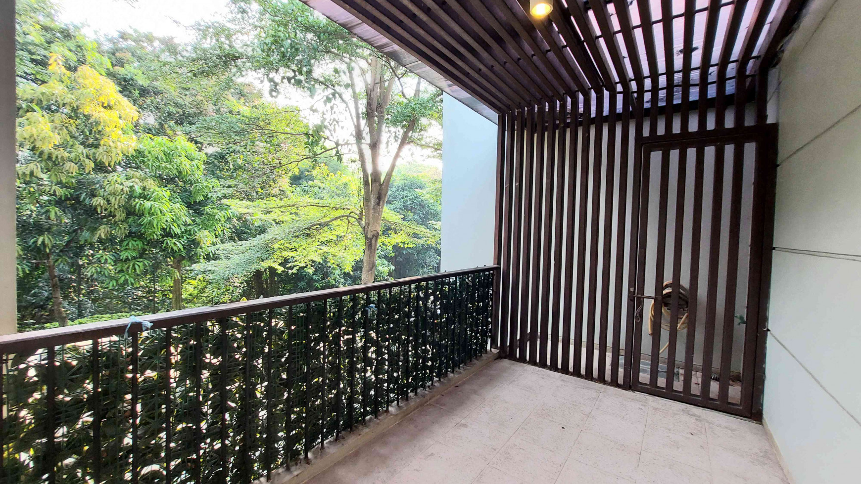 RUMAH DI SERENIA HILLS, CLUSTER REGENT, LEBAK BULUS, AKSES JALAN 3 MOBIL, 5 BR