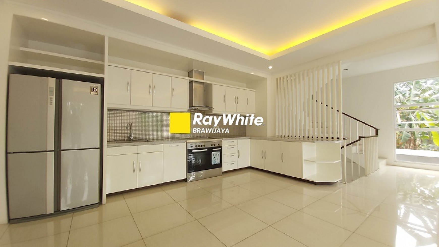 Townhouse di Cilandak, Jakarta Selatan, Hanya 500 meter ke CITOS, Siap Huni, Private Swimming Pool, 4 BR