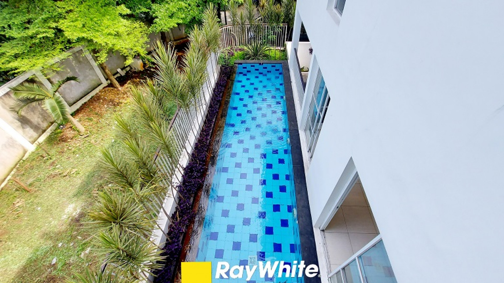 Townhouse di Cilandak, Jakarta Selatan, Hanya 500 meter ke CITOS, Siap Huni, Private Swimming Pool, 4 BR