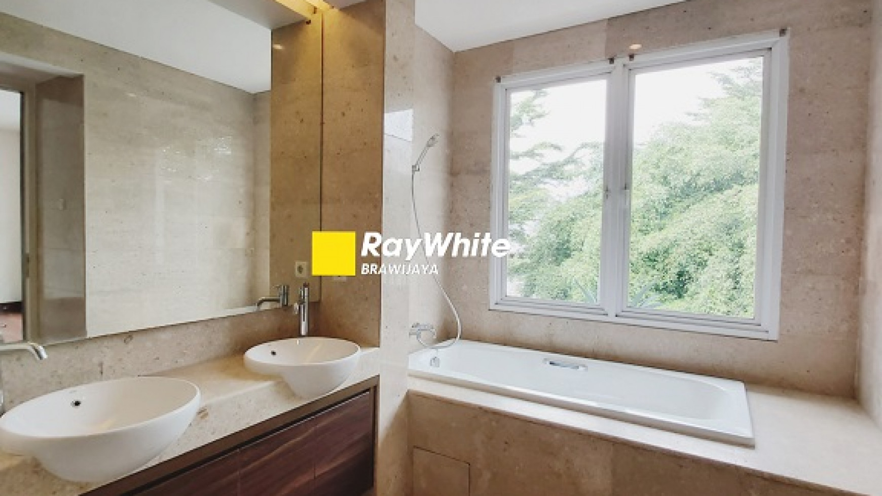 Townhouse di Cilandak, Jakarta Selatan, Hanya 500 meter ke CITOS, Siap Huni, Private Swimming Pool, 4 BR