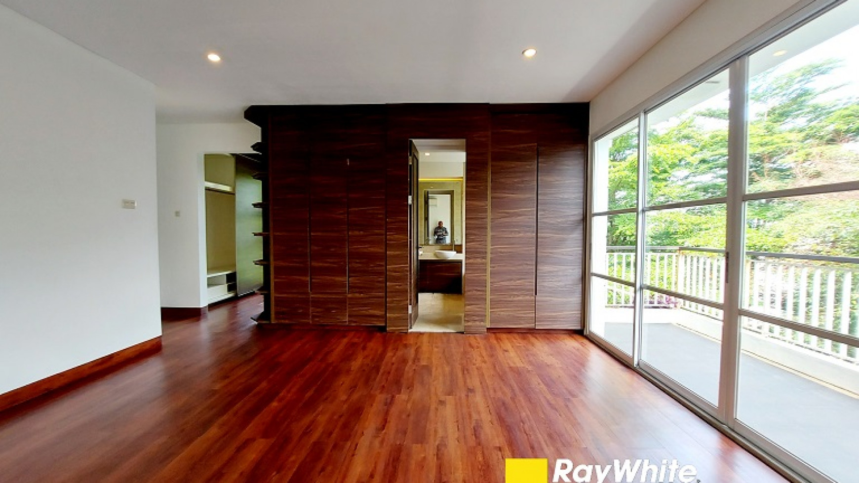Townhouse di Cilandak, Jakarta Selatan, Hanya 500 meter ke CITOS, Siap Huni, Private Swimming Pool, 4 BR