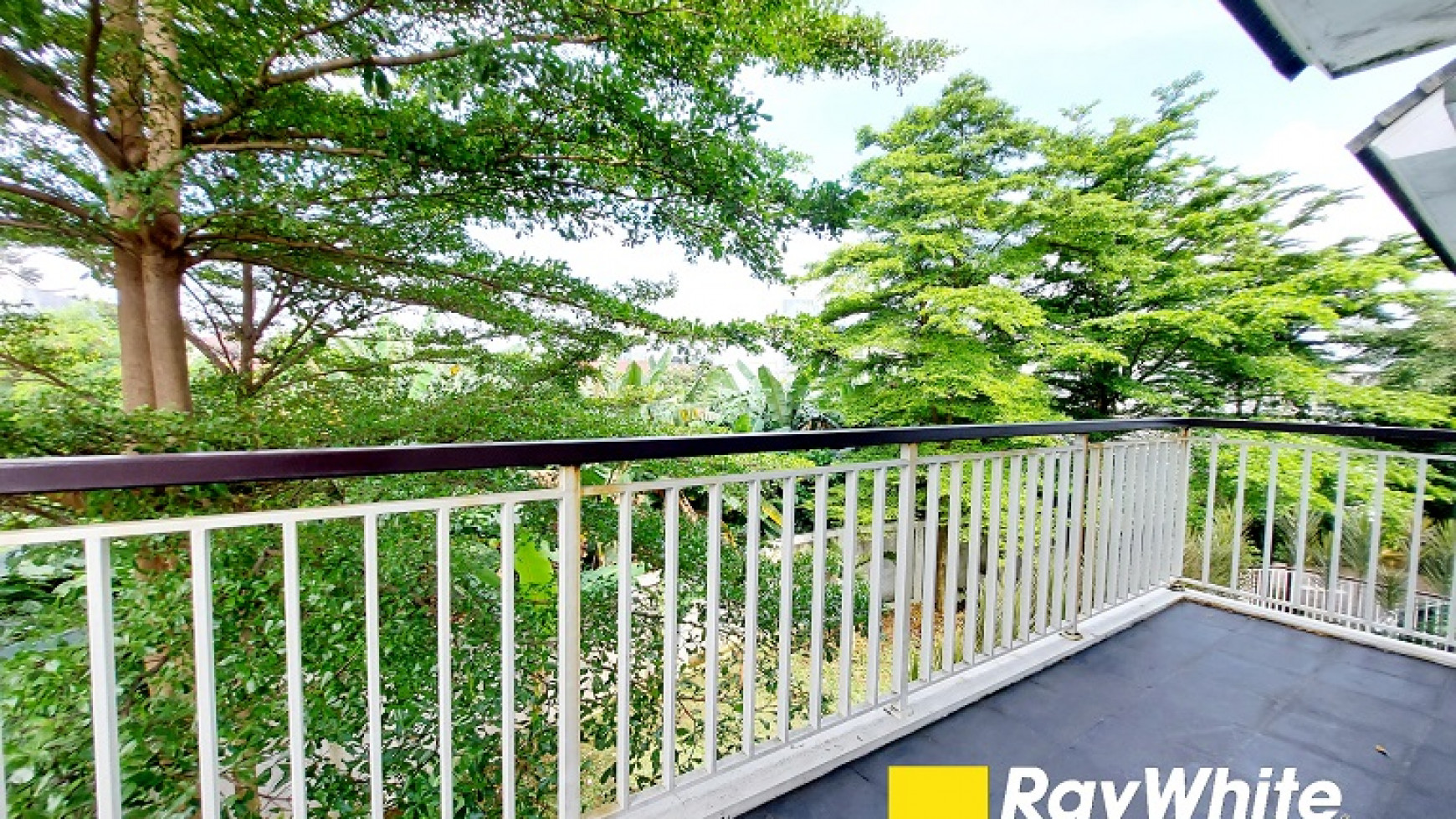 Townhouse di Cilandak, Jakarta Selatan, Hanya 500 meter ke CITOS, Siap Huni, Private Swimming Pool, 4 BR