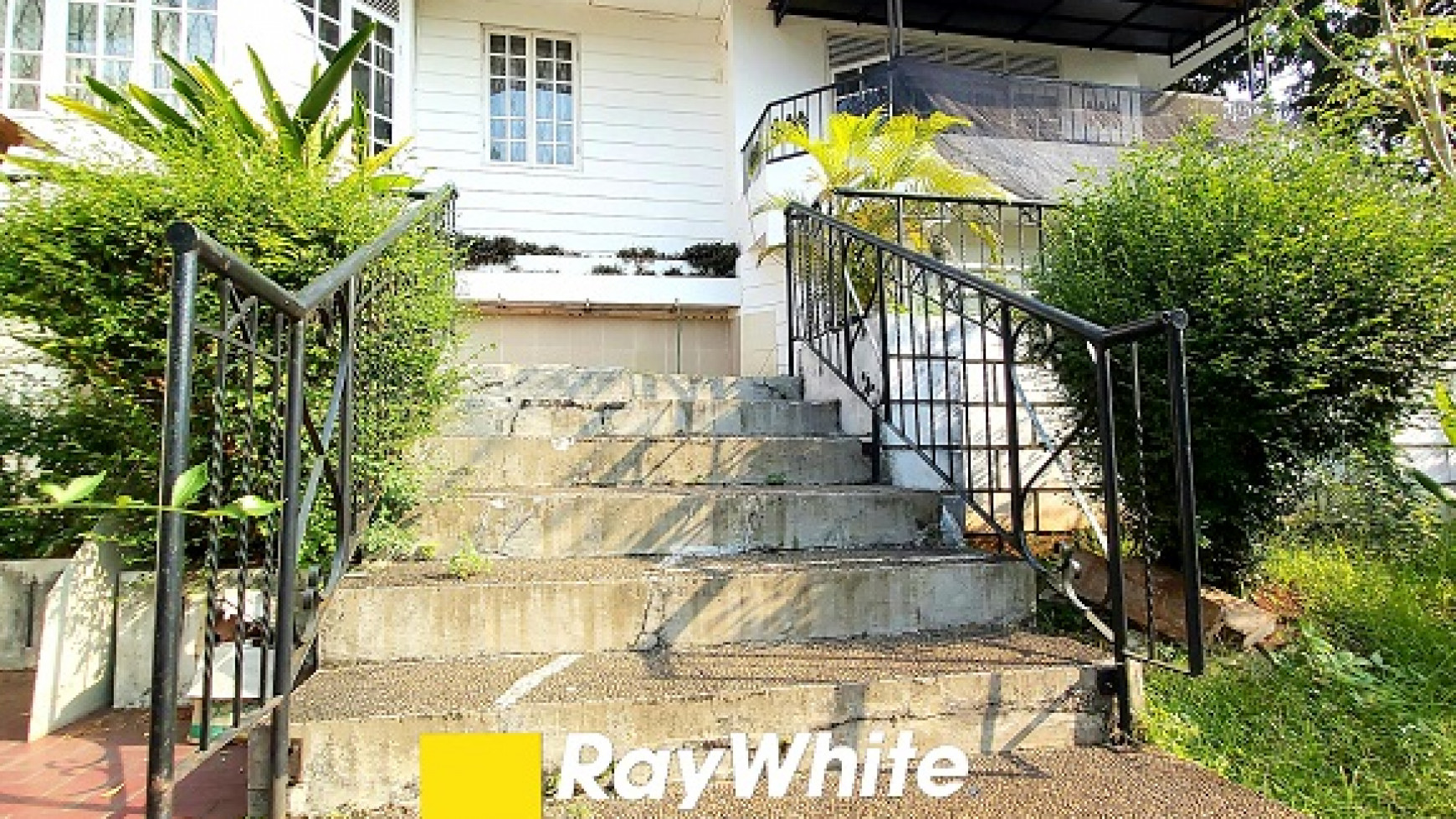 RUMAH DI LEBAK BULUS, JAKARTA SELATAN, DALAM KOMPLEKS, DI BAWAH HARGA NJOP
