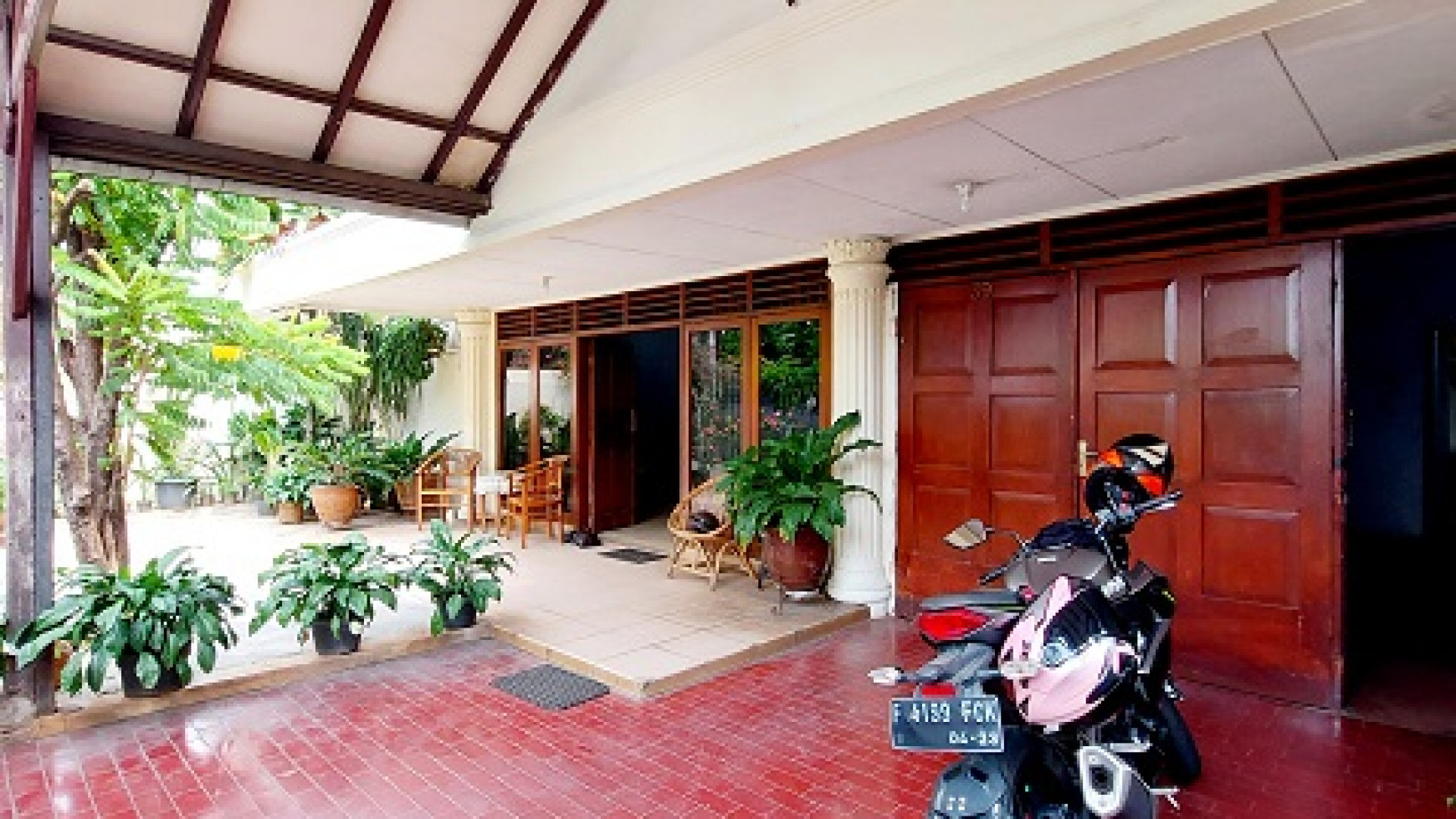 RUMAH DI KEBON BARU, JAKARTA SELATAN, BEBAS BANJIR, AKSES 2 MOBIL LAPANG