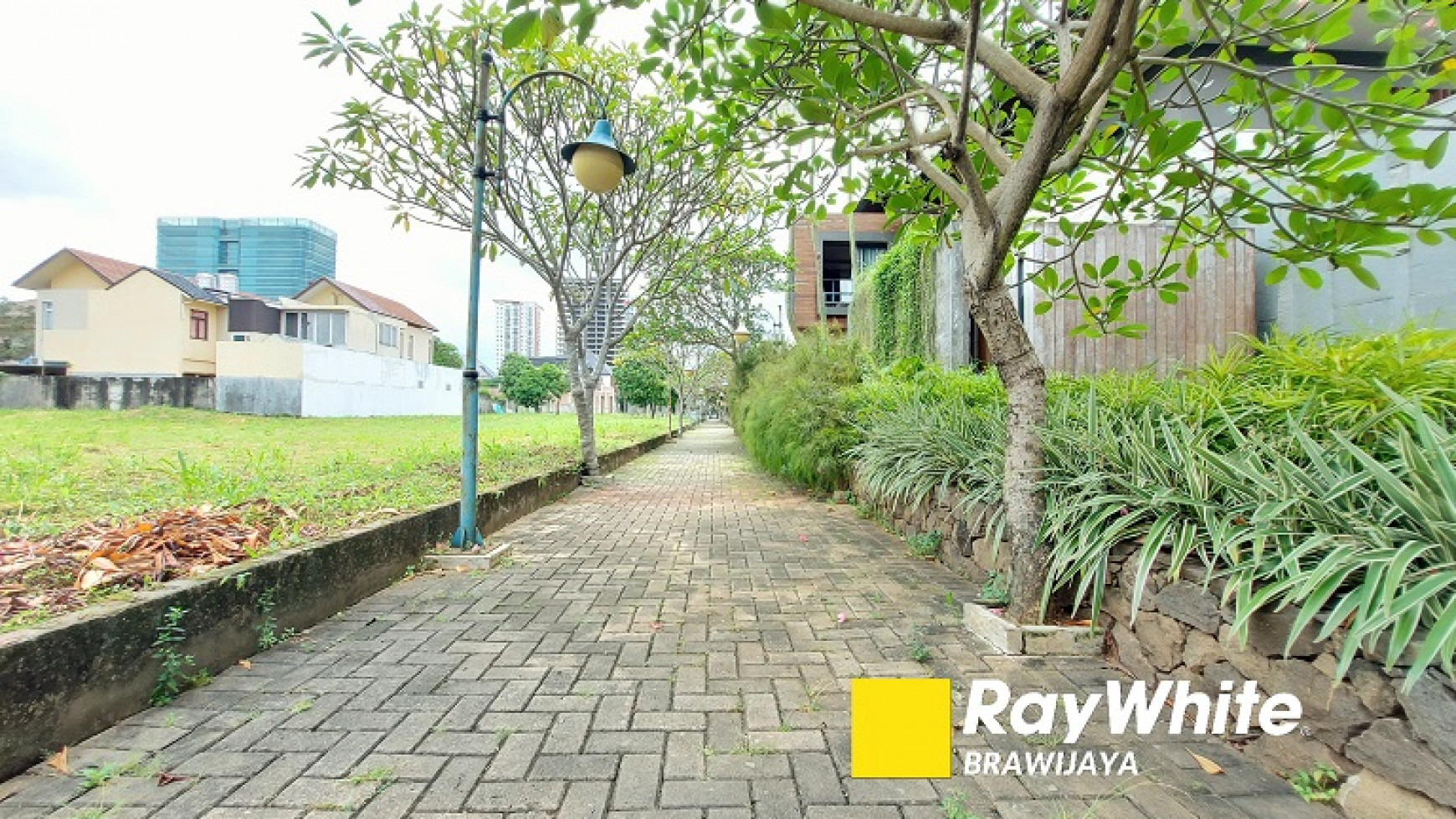 RUMAH MINIMALIS MODERN DI CILANDAK, Jakarta Selatan, DALAM KOMPLEKS, SIAP HUNI