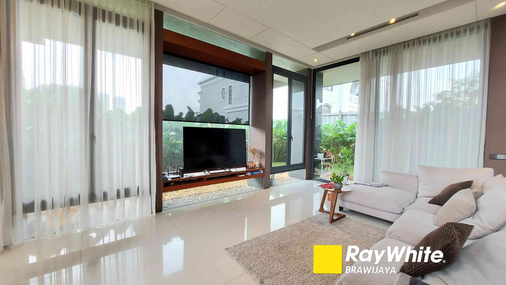 RUMAH MINIMALIS MODERN DI CILANDAK, Jakarta Selatan, DALAM KOMPLEKS, SIAP HUNI
