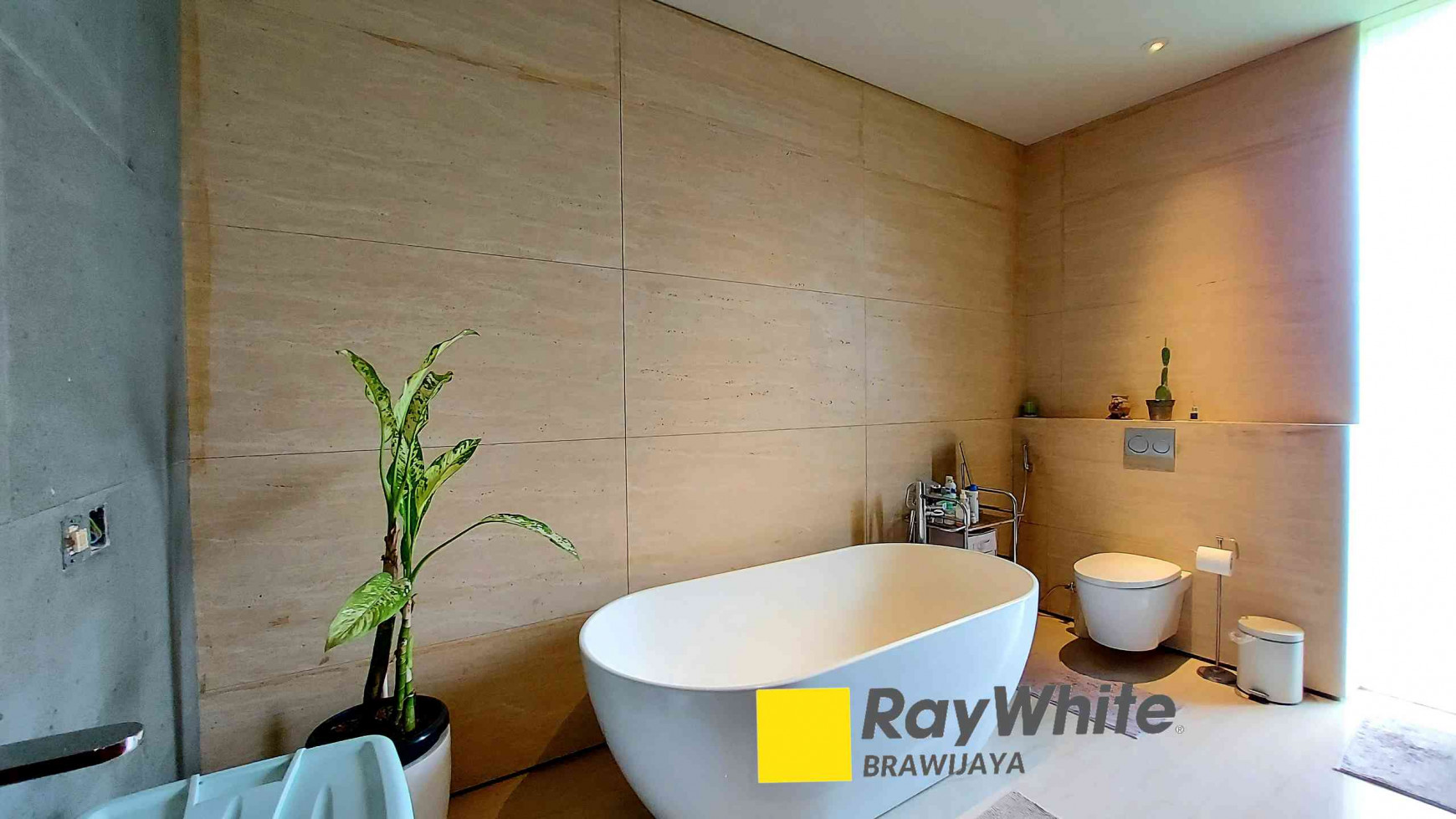 RUMAH MINIMALIS MODERN DI CILANDAK, Jakarta Selatan, DALAM KOMPLEKS, SIAP HUNI
