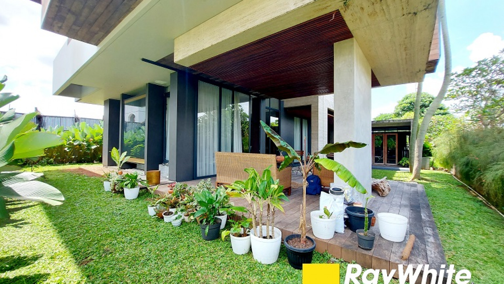 RUMAH MINIMALIS MODERN DI CILANDAK, Jakarta Selatan, DALAM KOMPLEKS, SIAP HUNI