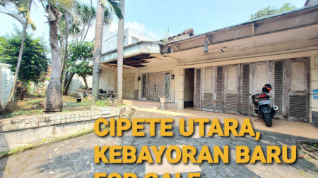 DIJUAL RUMAH TUA DI CIPETE UTARA, KEBAYORAN BARU, LINGKUNGAN TENANG, LEBAR DEPAN 20 METER